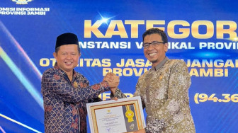 OJK Provinsi Jambi Raih Anugerah Keterbukaan Informasi Publik 2025 dengan Predikat Informatif